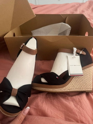 Tommy Hilfiger Αφορετες Πλατφόρμες Νο 41