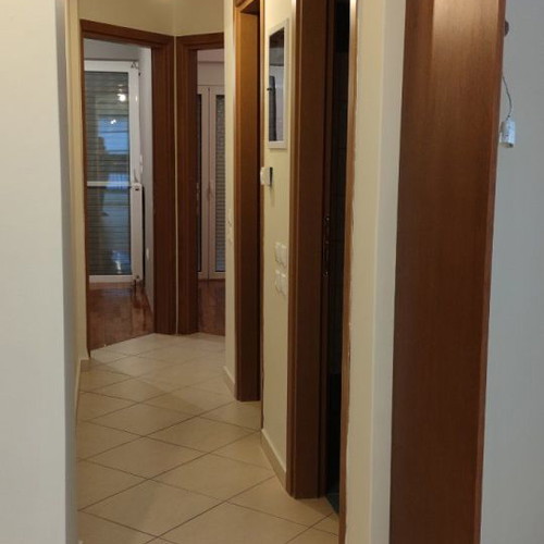 Διαμέρισμα 63 τ.μ. β' ορόφου με 2 υπνοδωμάτια, 2 μπάνια, πάρκινγκ και αποθήκη