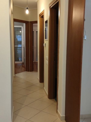 Διαμέρισμα 63 τ.μ. β' ορόφου με 2 υπνοδωμάτια, 2 μπάνια, πάρκινγκ και αποθήκη