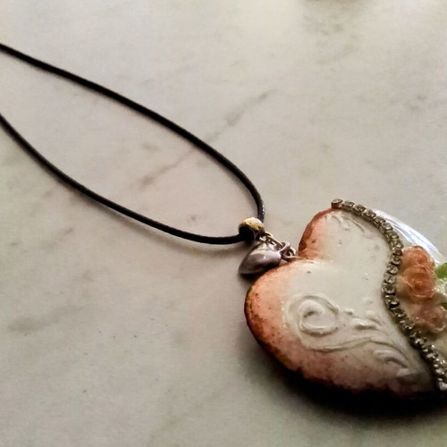 Handmade Valentine's necklace new, heart-shaped with rhinestones and roses