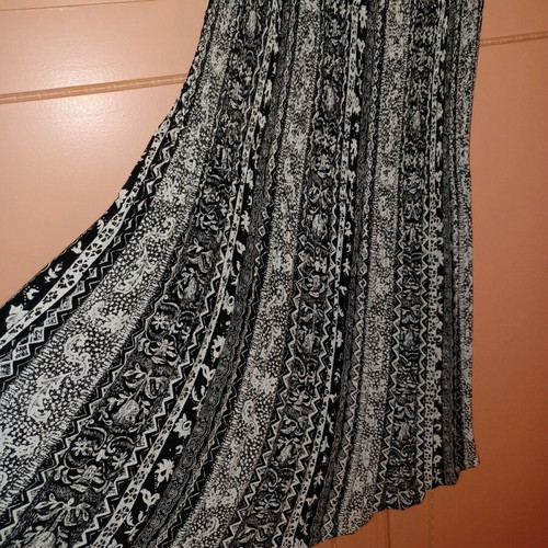 Pleated skirt used with elastic waist, black and white