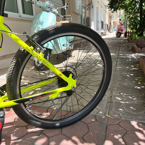 Mountain bike like new with disc brakes and front suspension 26 inch