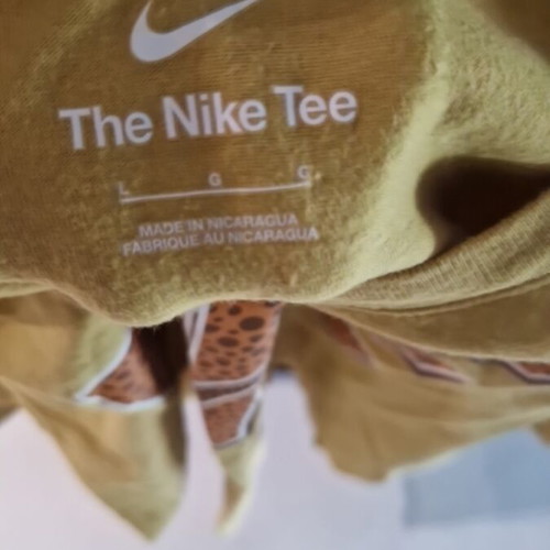 Nike t-shirt like new mustard color with animal print