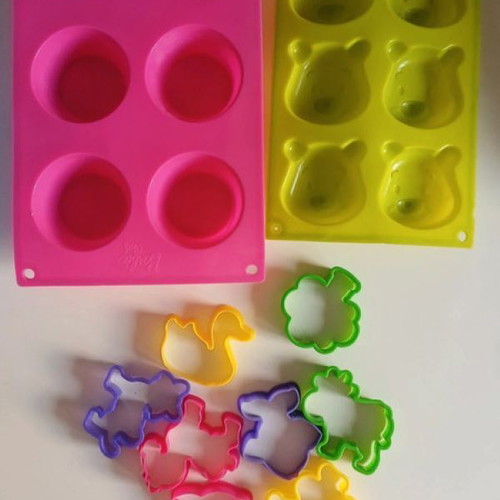 Silicone molds and animal-shaped cookie cutters like new