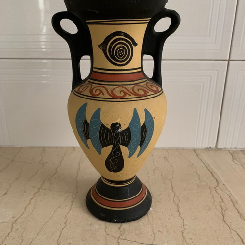 Cretan vase used with painting from Knossos