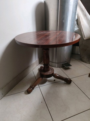 Wooden coffee table used in excellent condition