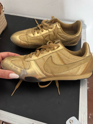 Nike χρυσά αθλητικά μεταχειρισμένα, μέγεθος 38.5