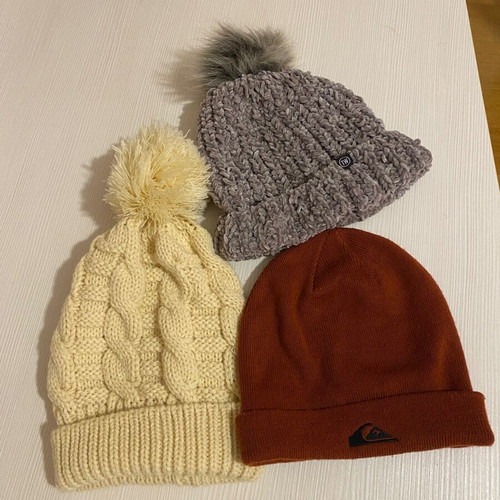 3 warm hats like new, Quiksilver and others