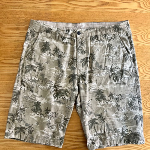 H&M Bermuda shorts with perfect print, like new, size 36