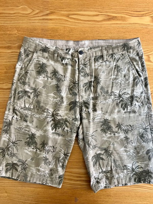 H&M Bermuda shorts with perfect print, like new, size 36