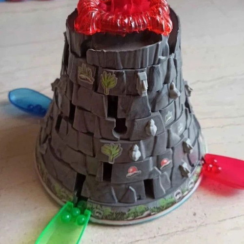 Volcano board game Giochi Preziosi like new