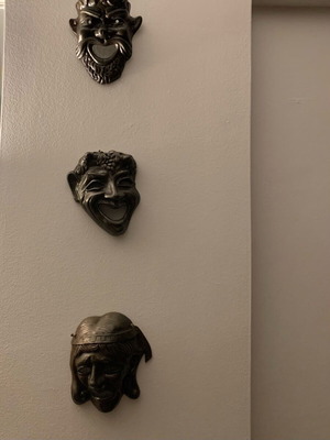 Διακοσμητικές μεταλλικές μάσκες αρχαίου θεάτρου σαν καινούργιες