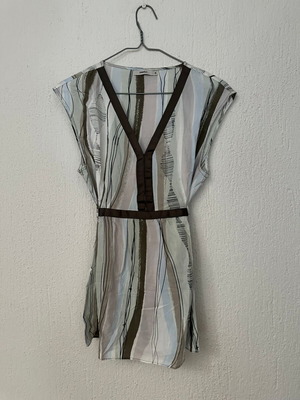 Dranella silk blend top size 38 like new, colorful