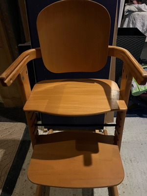 Παιδική ξύλινη καρέκλα γερμανικής εταιρίας με αυξομείωση ύψους σαν καινούργιο