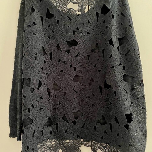 Thin knitted blouse with lace back