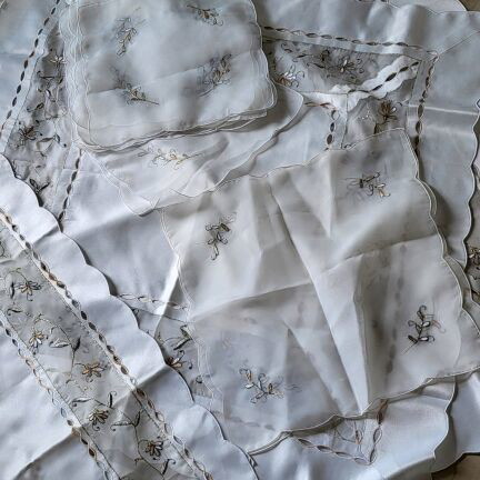 Table linen set like new, 12 small doilies, 2 small squares, 1 large square, 1 rectangular
