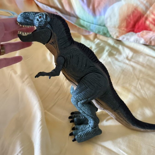 Dinosaur that walks and makes sound like new