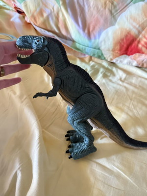 Dinosaur that walks and makes sound like new
