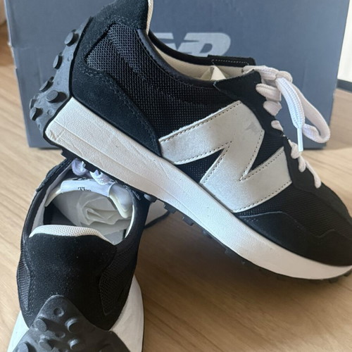 New Balance 327 ανδρικά sneakers σαν καινούρια, μαύρο και λευκό, νούμερο 42,5