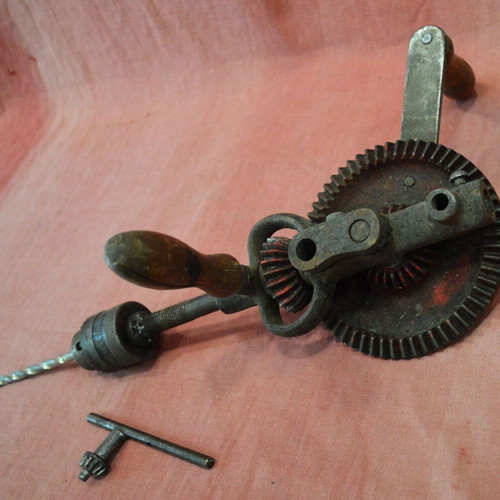 Hand drill tool USA easy to use period 1940-1950 (65 euros).