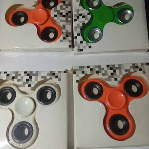 Hand spinner pack of 4 like new for stress relief