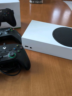 Xbox Series S 512GB σαν καινούργιο με δύο μοχλούς και παρελκόμενα