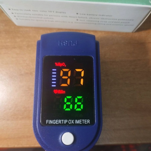 Fingertip pulse oximeter like new with fast display