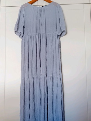 Midi φόρεμα Zara με κέντημα και βολάν σαν καινούργιο, ανοιχτό γκρι-γαλάζιο