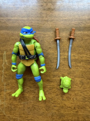 TMNT Teenage Mutant Ninja Turtles Leonardo figure like new with accessories