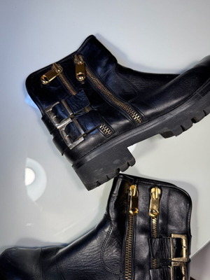 Μπότες μποτάκια biker boots μαύρες δερμάτινες με χρυσές λεπτομέρειες νούμερο 40