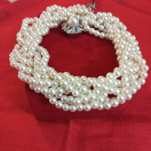 Bracelet with faux pearls and metal clasp like new