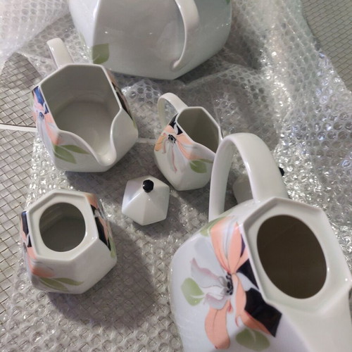 Set of cups and jugs used with lids and saucers