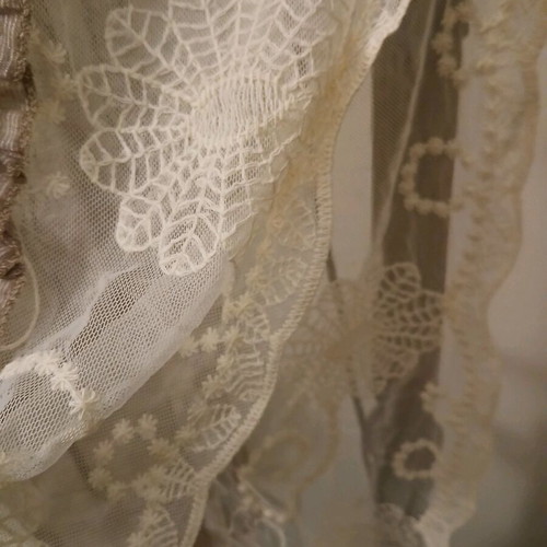 Long thin scarf with lace used, cotton, two-tone light brown and ecru