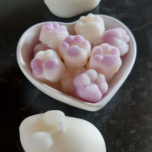 Little paws handmade wax melts with lavender scent, like new, pack of 10