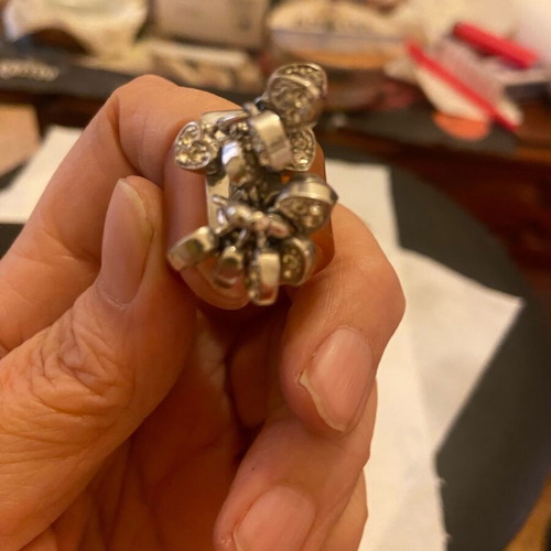 Ring with salmon rubber and beautiful designs like new