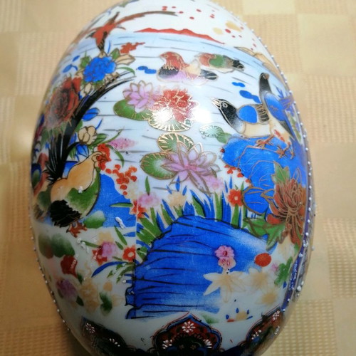 Satsuma egg vintage like new with moriage embossed decoration