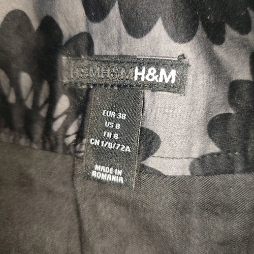 H&M skirt size 38 with side zipper like new, black