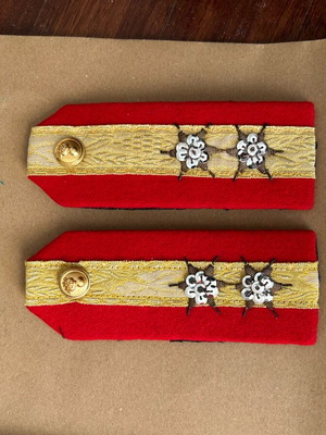 Set of official lieutenant uniform epaulettes used