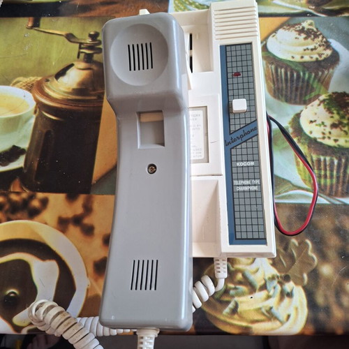 Intercom with battery compartment like new, white, corded