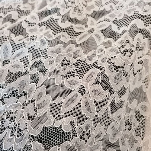 Elastic Chantilly lace new, cream with intricate flowers 5.15m