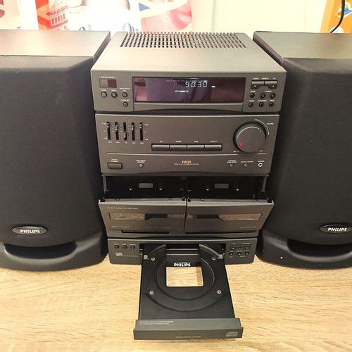 Philips FW20 stereo system like new, radio, 2 cassette decks, CD, AUX