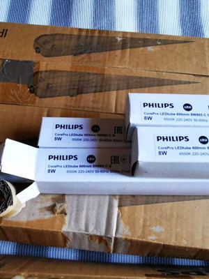 Στεγανά φωτιστικά Philips TCW060 και λάμπες LED Philips CorePro ολοκαίνουργια, πακέτο 4+9