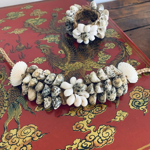 Vintage handmade jewelry set like new, white and beige