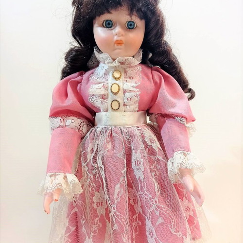 Vintage porcelain decorative doll The Heritage Mint collection like new
