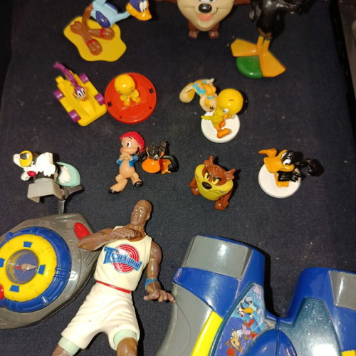 Λοτ 15 φιγούρες και παιχνίδια Looney Tunes μεταχειρισμένα, με Kinder έκπληξη