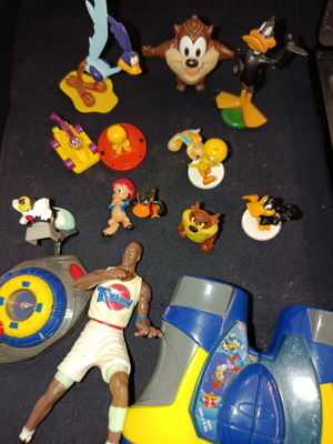 Λοτ 15 φιγούρες και παιχνίδια Looney Tunes μεταχειρισμένα, με Kinder έκπληξη