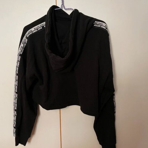 Pull & Bear crop top sweatshirt like new, black and white