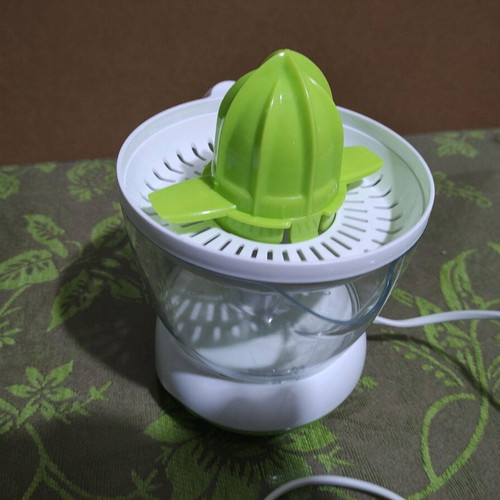 Avec electric juicer like new, 25 Watt, 700 mL