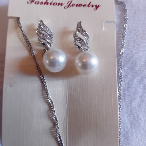 Jewelry set with pearls like new