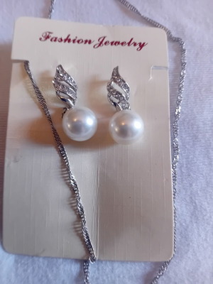 Jewelry set with pearls like new